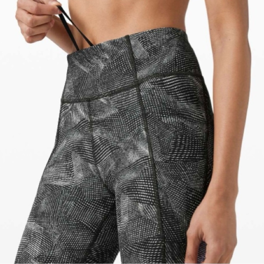 Lululemon Swift Speed | Size 4 Velocity Island with mesh cropped Black